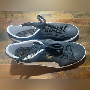 Men’s Puma Navy Suede sneaker- Like new condition- see pics